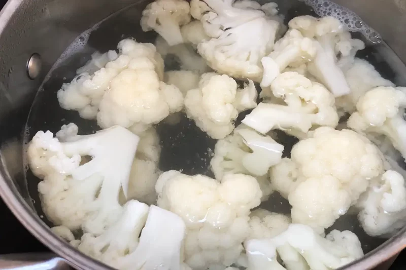 La cuisson du chou-fleur à l'eau