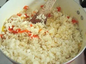 La cuisson du risotto de grains de chou-fleur