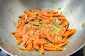 Faire revenir les oignons et des carottes