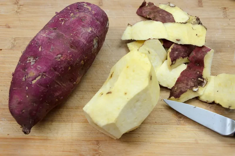 Peler la patate douce à chair blanche