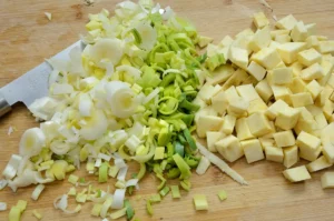 Préparer le poireau et la patate douce