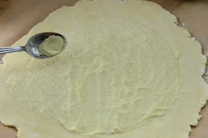 Répartir la semoule sur le fond de tarte