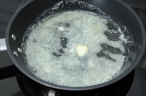 Cuisson de l'omelette de la mère Poulard, étape 1