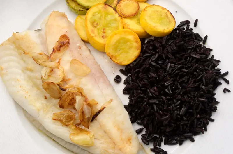 Assiette colorée poisson et riz noir
