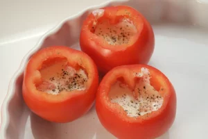 Préparation des tomates pour les œufs cocotte