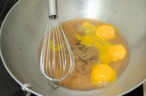 Ajouter les jaunes d'œufs