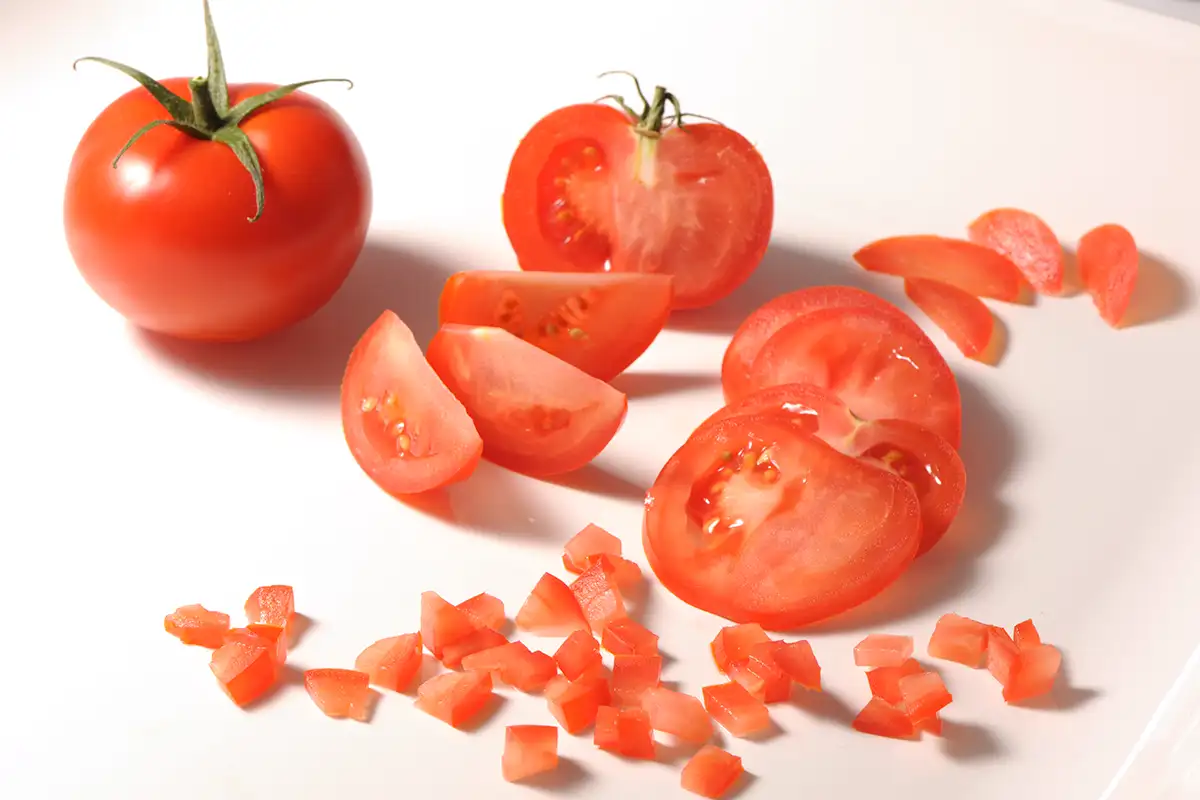 Découpes de tomate fraîche