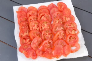 Faire dégorger les tomates