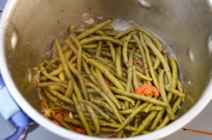 Le haricots verts à la tomate après cuisson
