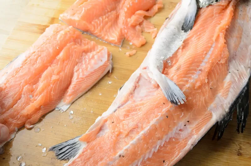 Lever les filets de saumon : pas facile !