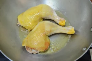 Faire dorer les cuisses de poulet
