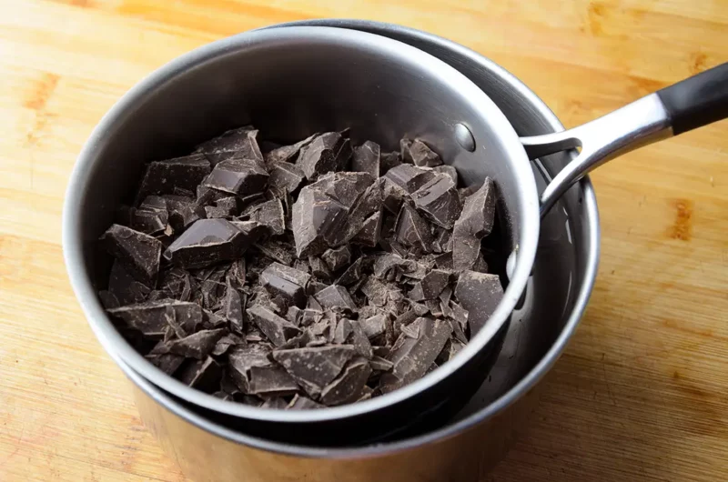 Fondre le chocolat au bain-marie