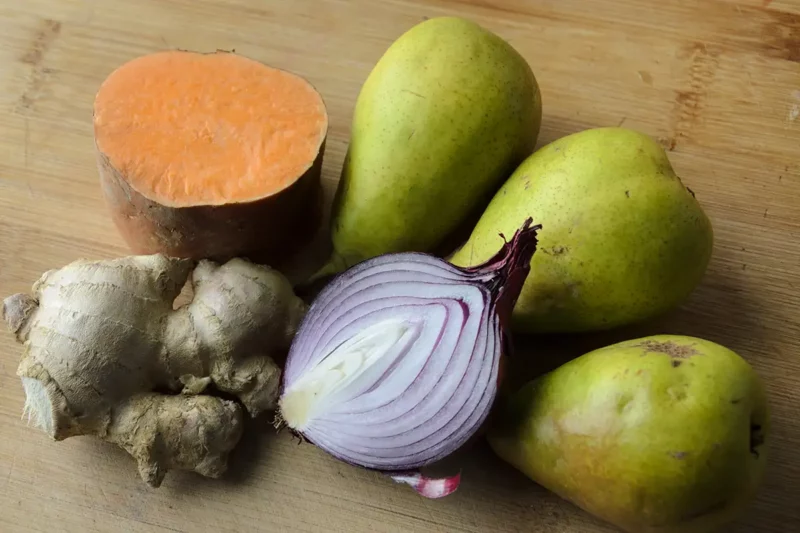 Les ingredients du chutney aux poires et à la patate douce