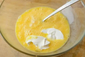 Mélanger la crème et les œufs