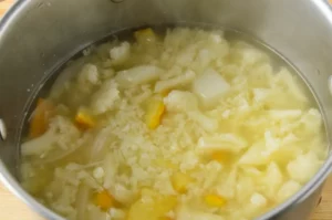 Cuisson de la soupe au chou-fleur à l'orange