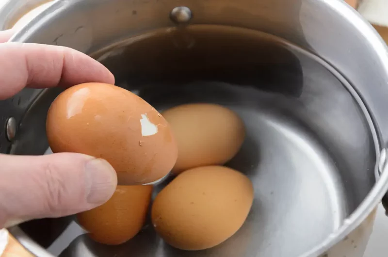 Comment elever la coquille d'un œuf mollet, étape 1 1