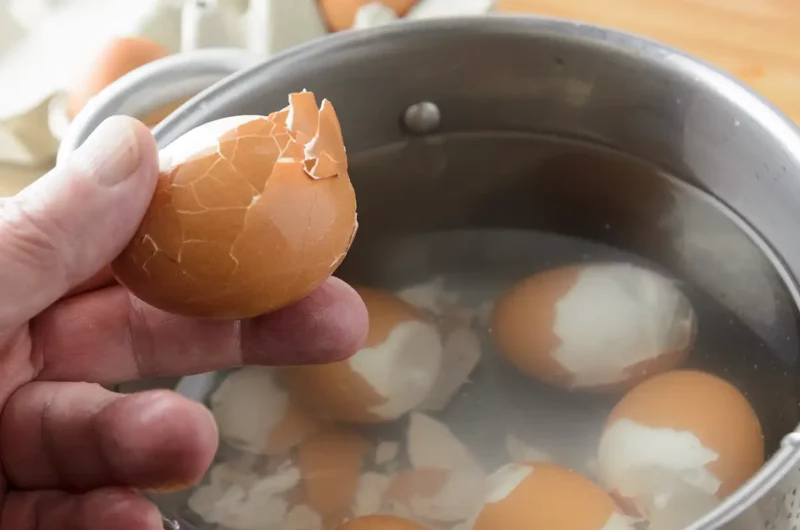 Comment enlever la coquille d'un œuf mollet