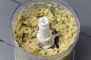Mixer les ingrédients des falafels