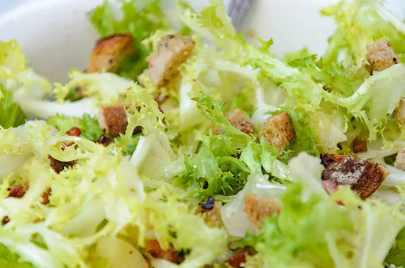 Recette de salade frisée aux lardons