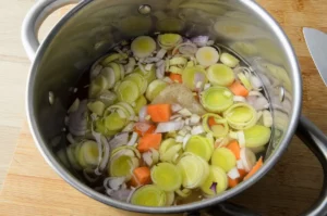 Cuisson de la soupe de légumes