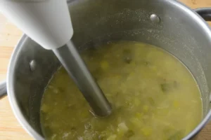 Mixer la soupe de pois cassés