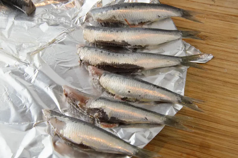 Disposer les sardines pour la cuisson à la flamme