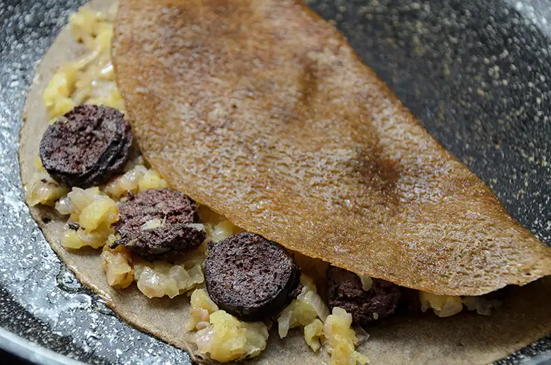 Galette oignon, pomme et boudin noir