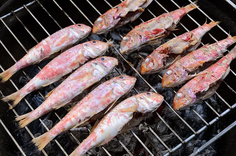 Petits rougets sur le barbecue