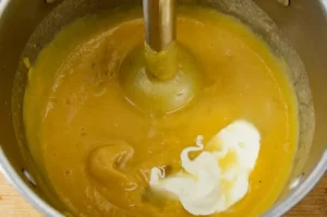 Mixer la soupe de butternut et girolles