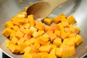 Faire revenir les dés de butternut