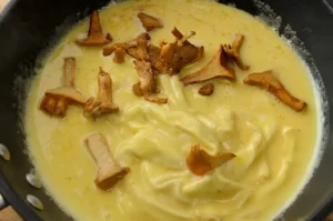 Cuisson de l'omelette avec les girolles