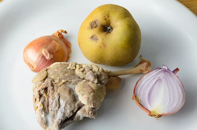 Les ingrédients du pâté de confit de canard, oignons et pommes