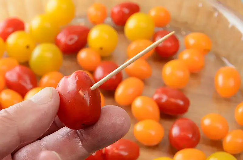 Piquer les tomates cerises