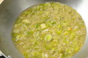 Le quinoa aux poireaux recouvert d'eau