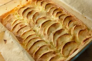 Le gâteau aux pomme à la sortie du four