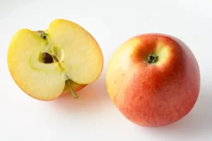 La pomme Cœur de reine entière et coupée en deux