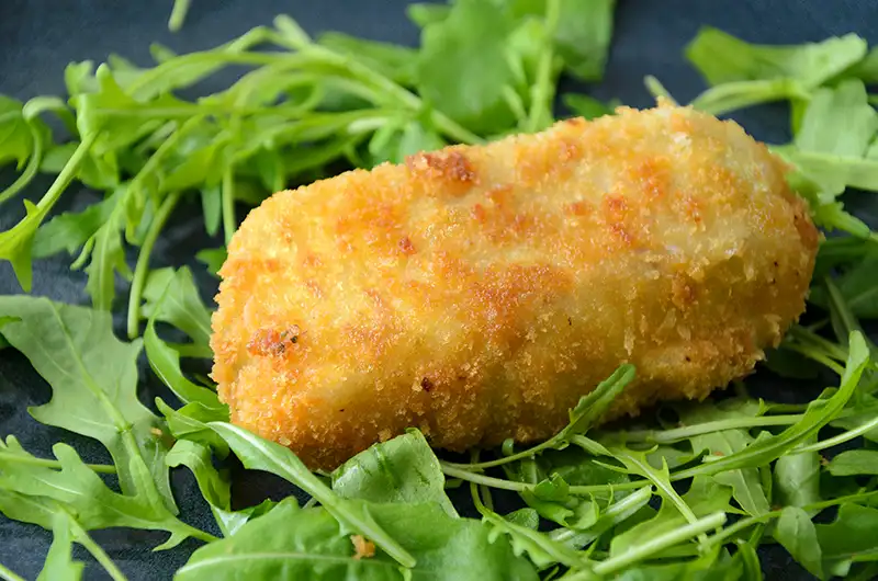 Poisson pané et salade verte