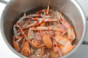 Le bouillon de êtes de langoustines