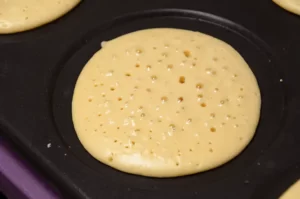 La cuisson des blinis de pois chiches