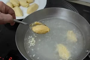 La cuisson des quenelles maison, étape 1