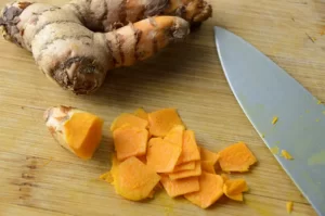 Couper le curcuma