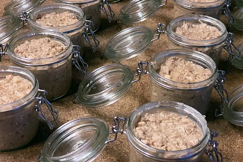 La mise en pots des rillettes