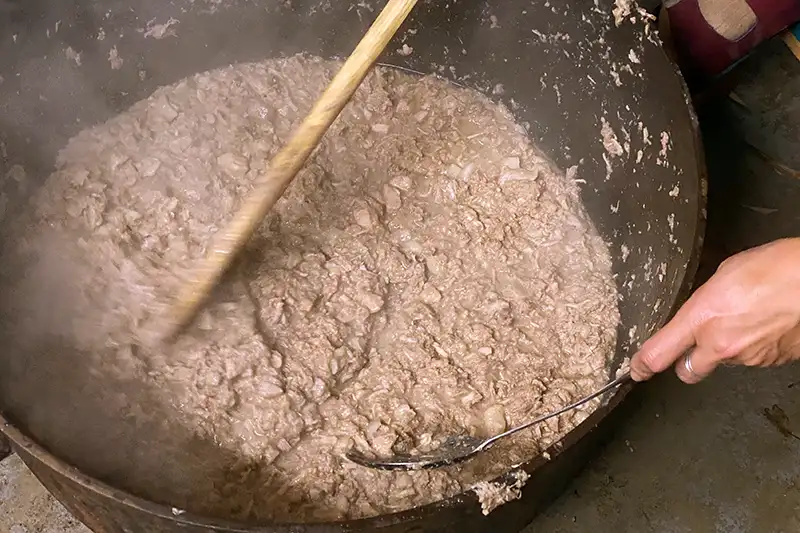 Remuer constamment les rillettes pendant les sept heures de cuisson