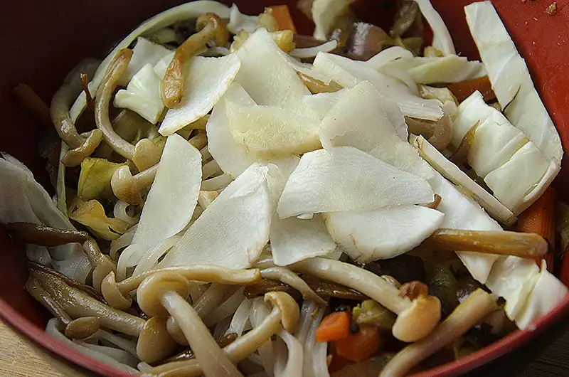 Copeaux de topinambours sur un bol de ramen