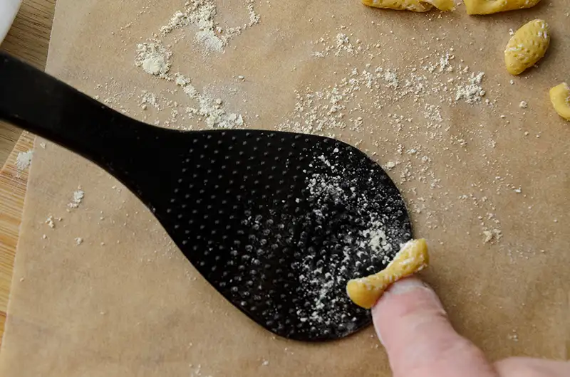 Un outil,improvise pour former es pâtes