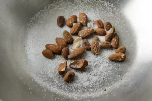 Caraméliser les amandes