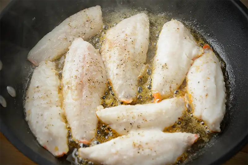 La cuisson des filets de petits rougets barbt