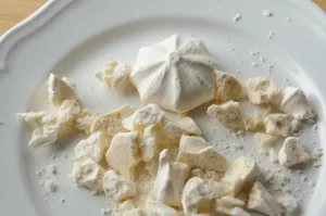 Émietter les meringues