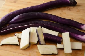 Coupe de l'aubergine chinoise en tronçons