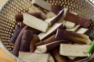 Cuisson de l'aubergine chinoise à la vapeur